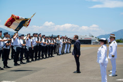 Honneurs militaires à l'arrivée du Ministre des Armées, Sébastien Lecornu, à l'aérodrome de Magenta le dimanche 3 décembre 2023.