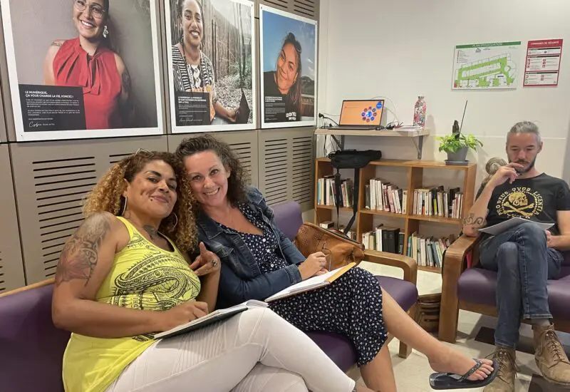 Photographie de deux femmes souriantes assistant à un rendez-vous Force Femmes afin d'apprendre à se réinsérer dans le monde du travail.