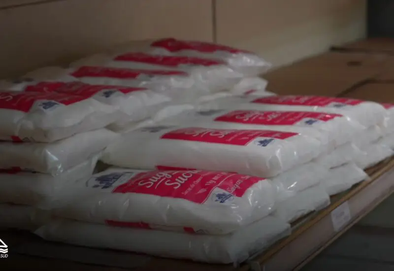 Photographie de poches de sucre sur un étalage de magasin