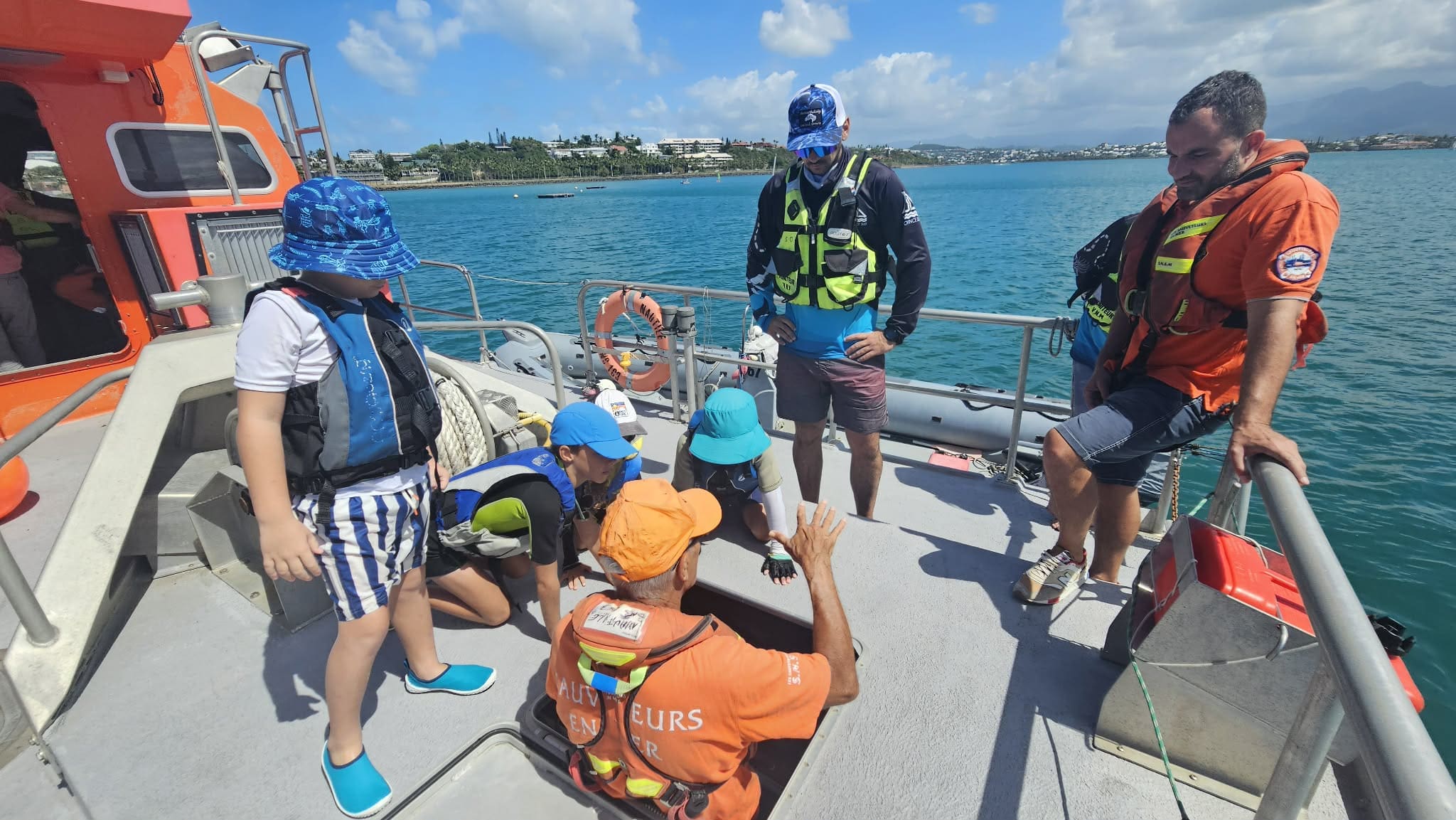 Photo de l'article SudMag "Les moussaillons du CAN découvrent un navire de sauvetage en mer"